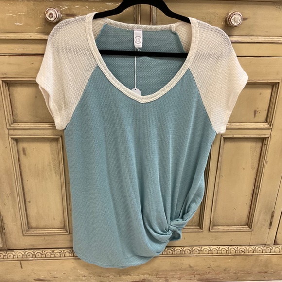 🩵Color-block Front Knot Short Sleeve Top🤍 - Picture 2 of 5